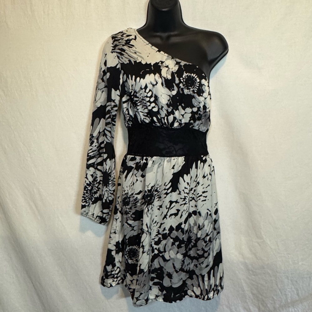 G-181 Hot & Delicious Asymmetric Black & White Floral MIDI Dress Size S‎